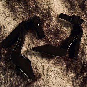 POINTY TOE BLACK SUEDE HEELS